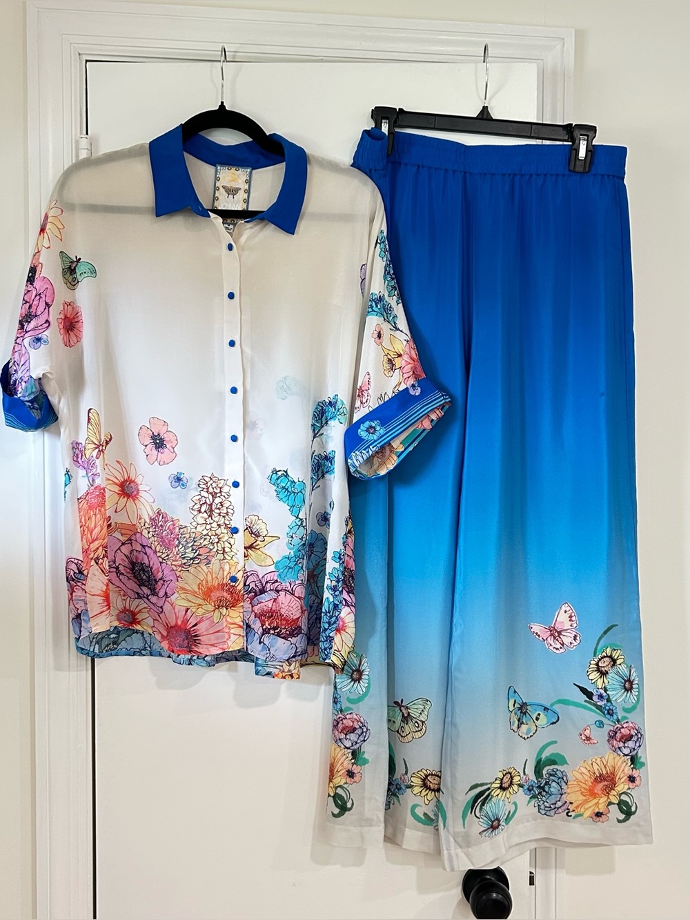 Johnny was NEW Fernanda 100% Silk 2 Piece Set Butterfly Floral Butter Down Sz M